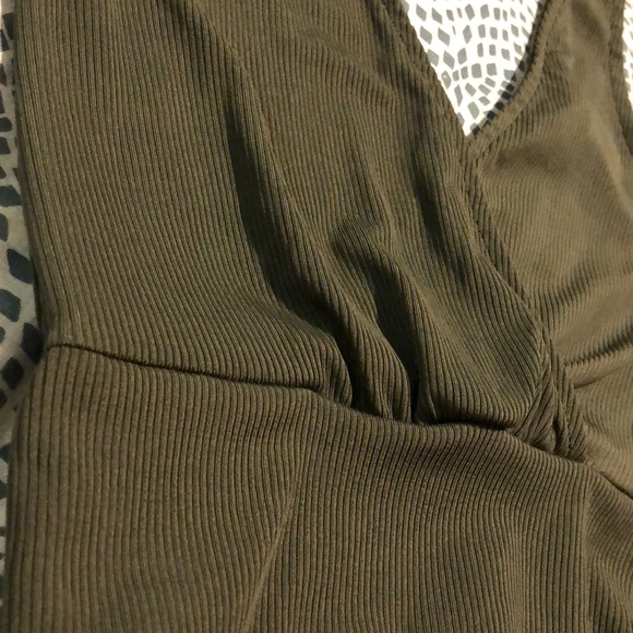 Cropped V-neck top - Picture 2 of 3